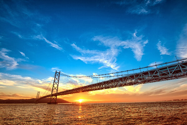 明石海峡大橋-橫跨明石海峽，連接本州島和淡路島，這座長 3,911 公尺的懸索橋是世界上最大的懸索橋之一。
