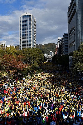 象徵災後復興的太陽花黃色手套更是神戶馬拉松的一大特色