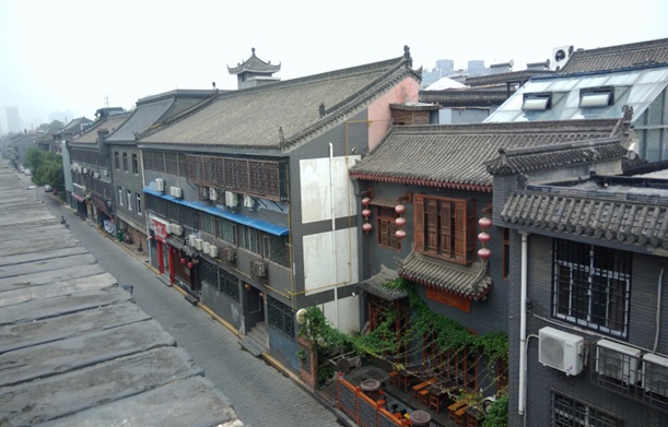 西安城牆下的街景