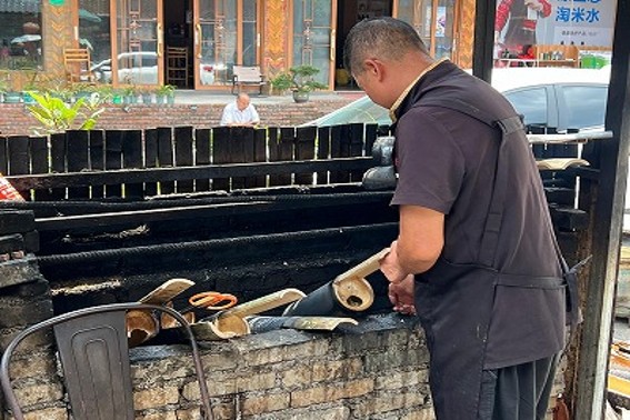 桂林名物「竹筒雞」